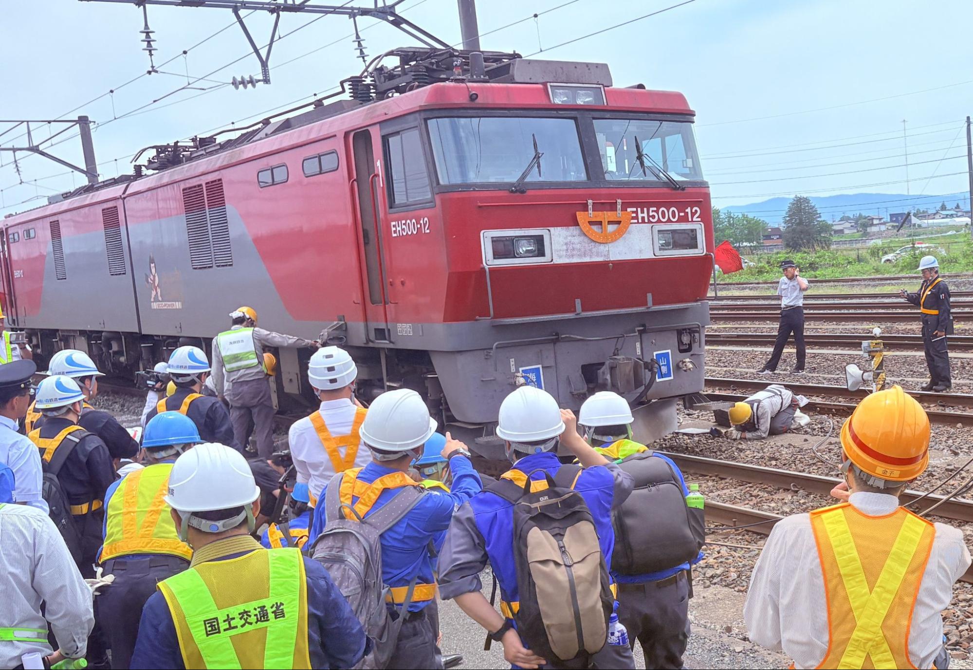 脱線機関車の載線作業を実施<br>