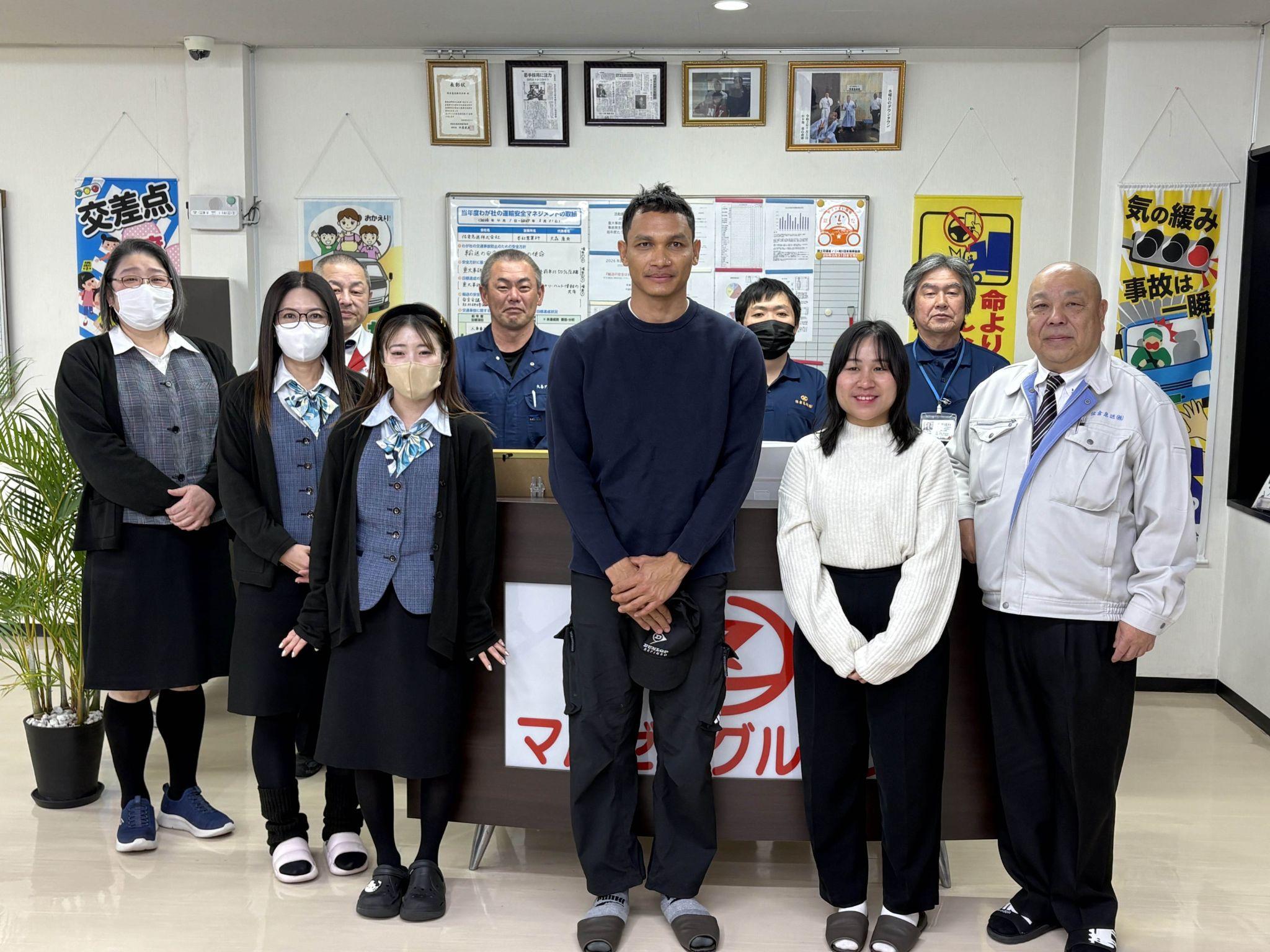 「ムーさん」の愛称で親しまれるサマート氏（前列右から3人目）と佐倉急送の大森社長（右端）ら<br>