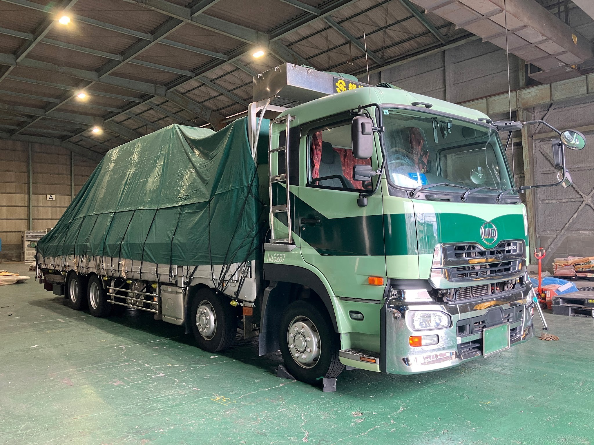 基幹生産拠点の沼津営業所（静岡県沼津市）で荷物を積んで出荷を待つトラック（一部画像処理）