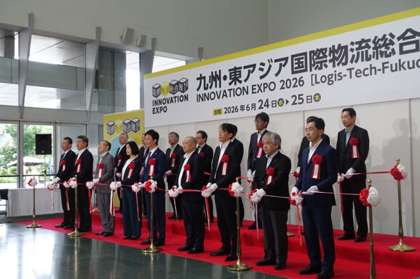 総勢17人がテープカット