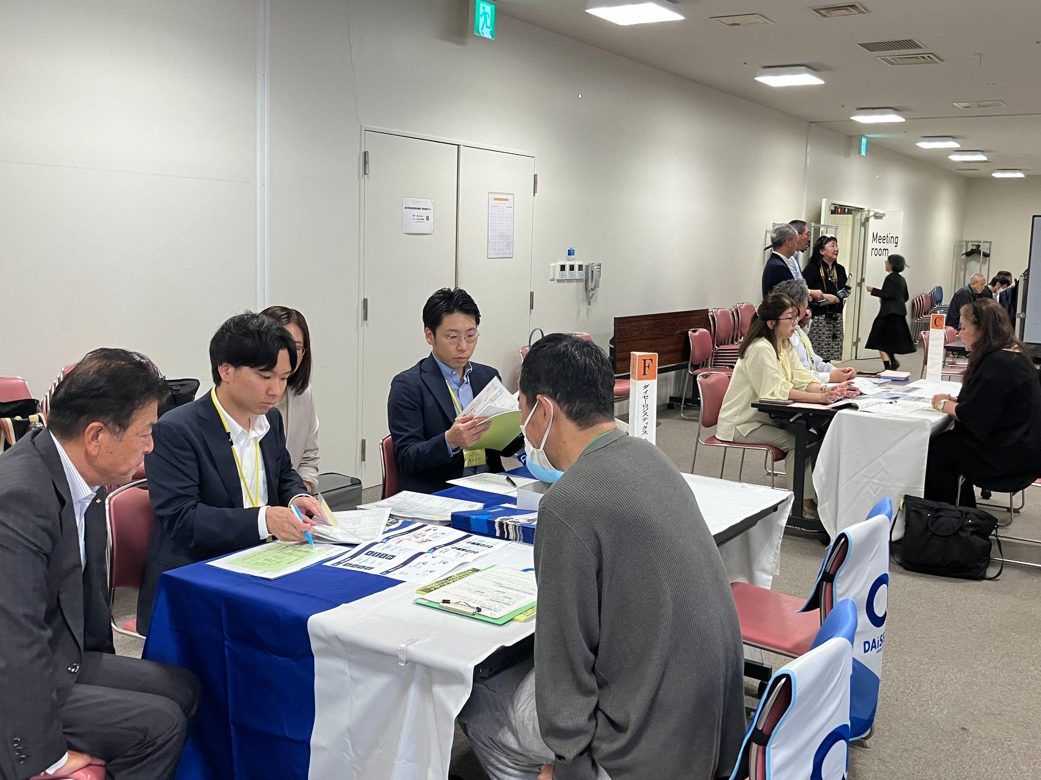 求職者は冊子を参考にブースを訪問