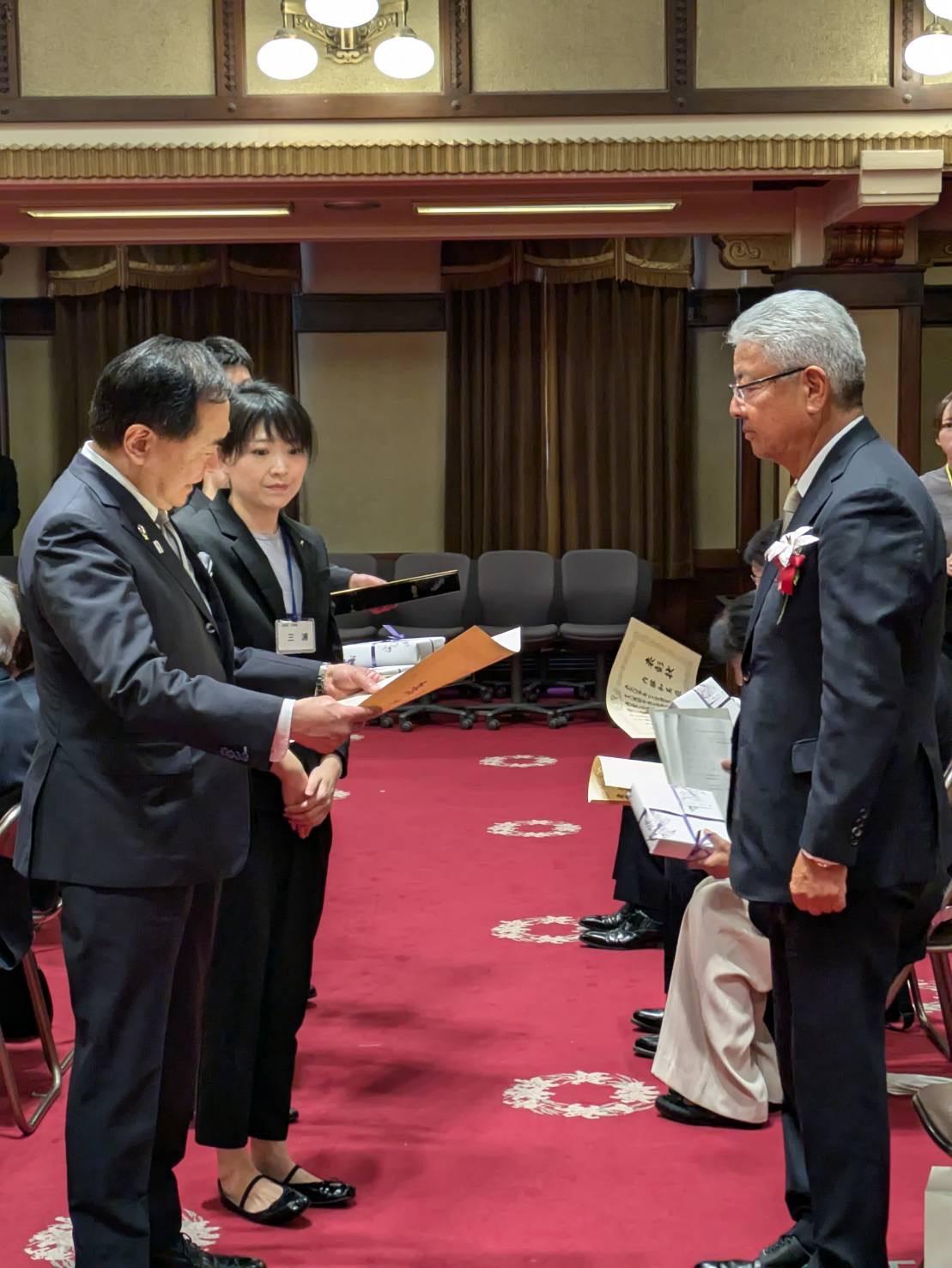 黒岩知事㊧から表彰を受ける吉田氏