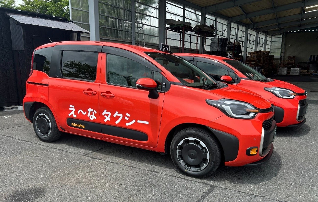 サービスの愛称「え～なタクシー」を記載した車両