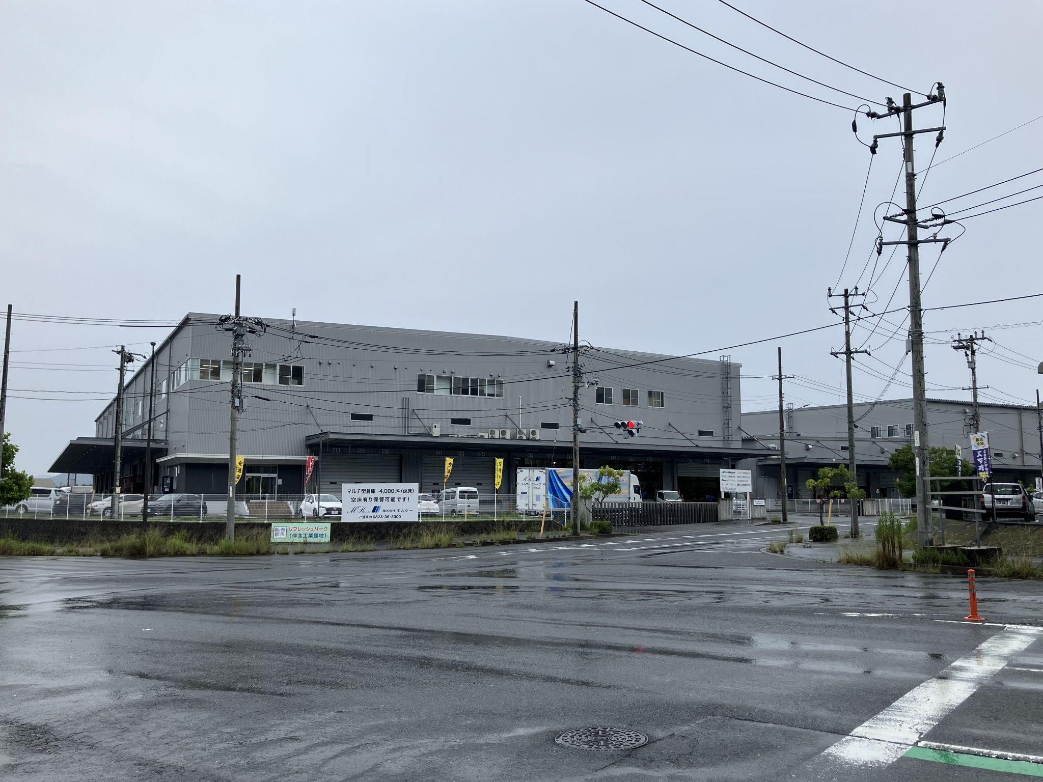既存の輸配送と連携させて効率化を図る（エムケーの物流センター）