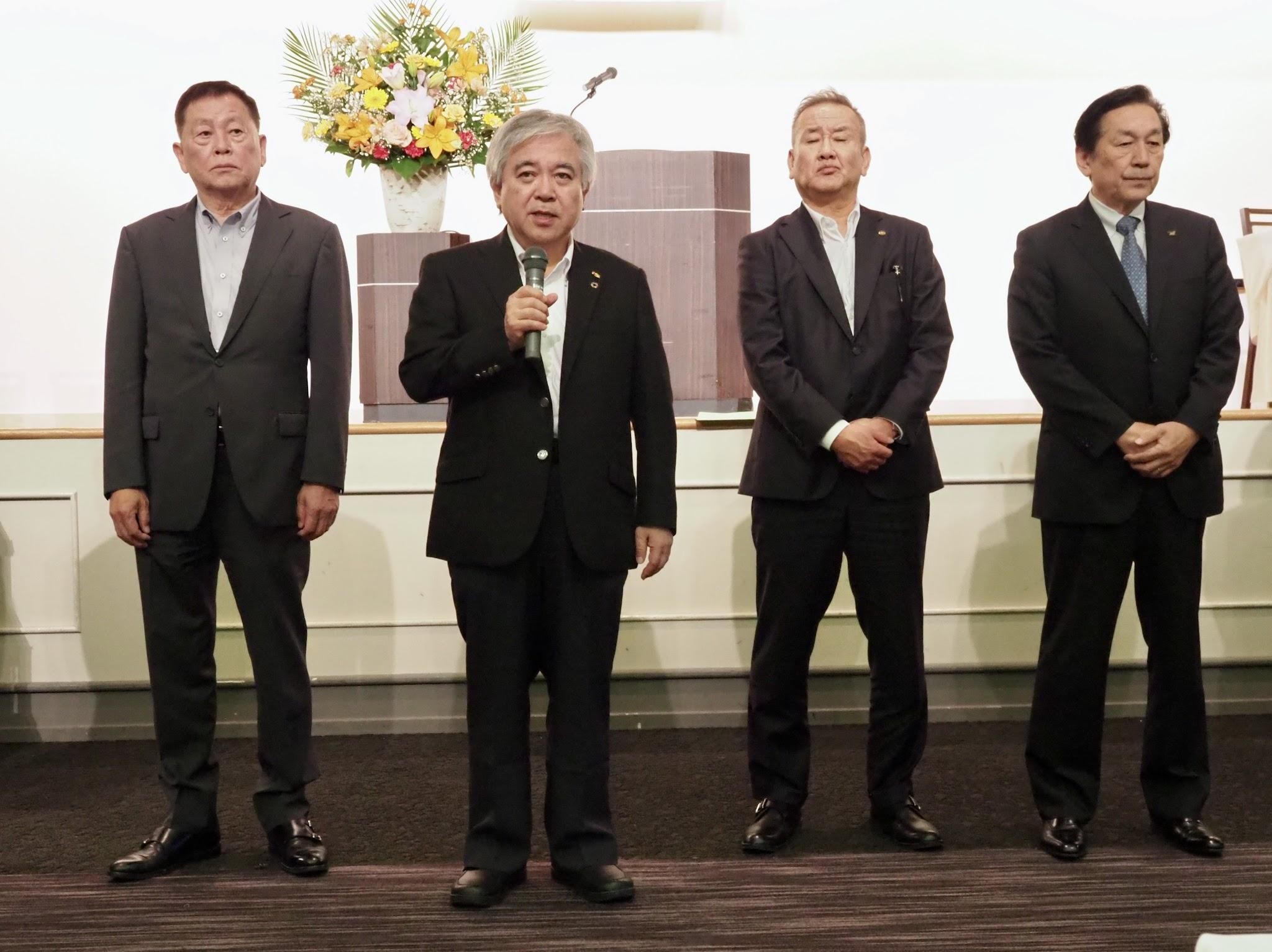 あいさつする馬渡会長と、鳥屋副会長（左端）、愛野副会長（右から2人目）、中山副会長