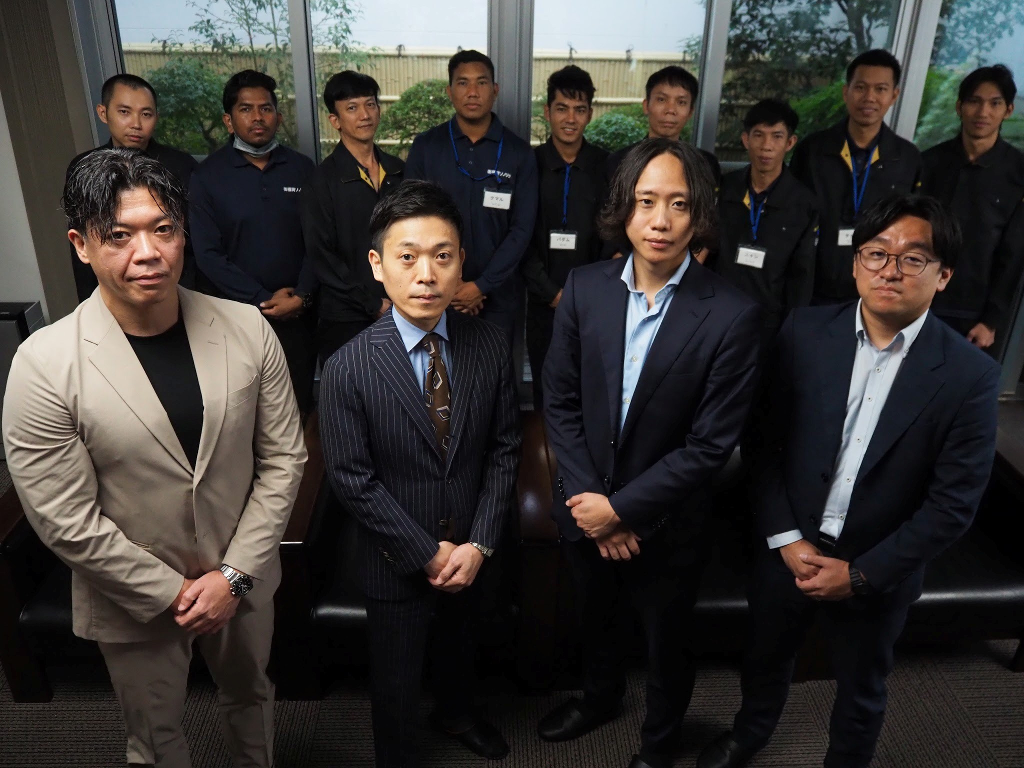 （前列左から）福岡ソノリクの渡部拓人採用課長、園田副社長、ニホントの脇田取締役、九州担当の安﨑優太マネジャー