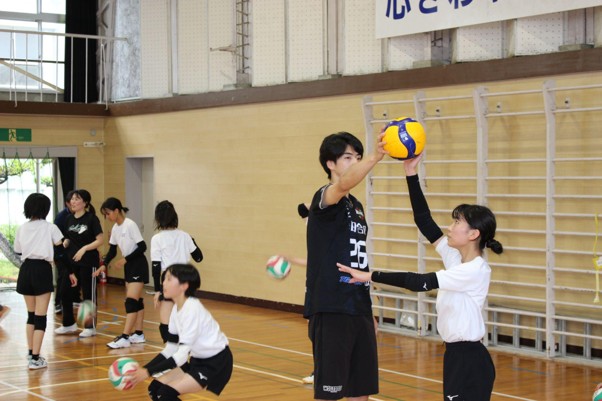 元プロ選手から指導を受ける女子バレー部員