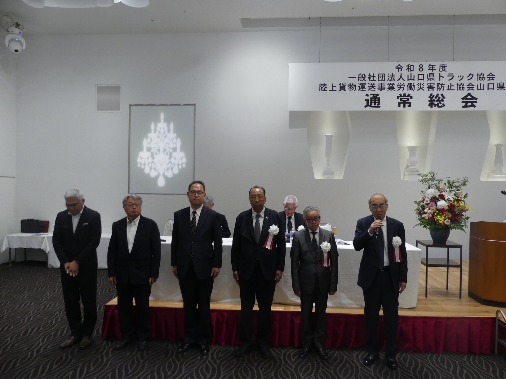 （右から）あいさつする国広会長、金子副会長、大嶋副会長、高瀬副会長、笹尾副会長、毛利光専務