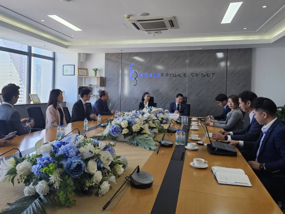 調印式に臨む松川社長（奥右）<br>