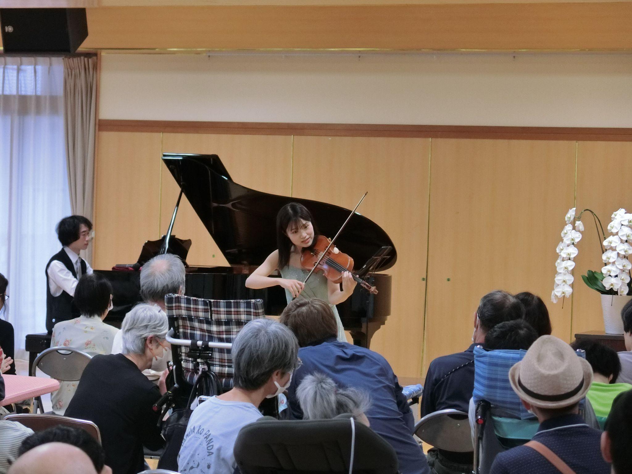 バイオリニストの?澤さんとピアニストの宮地さんが演奏