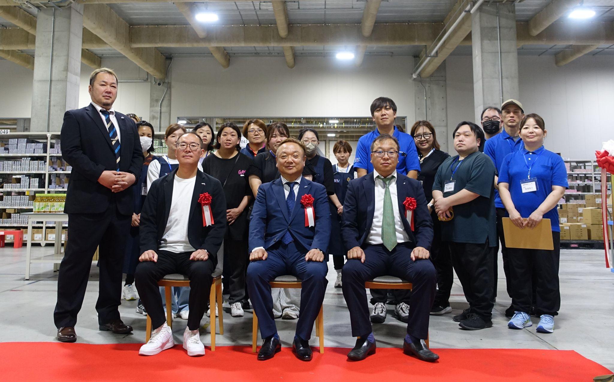 （最前列右から）村山専務、村山社長、ダリアの高木常務ら
