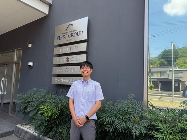 ファーストラインにとって同業のM＆Aは初めて（本社前に立つ早川取締役専務）<br>