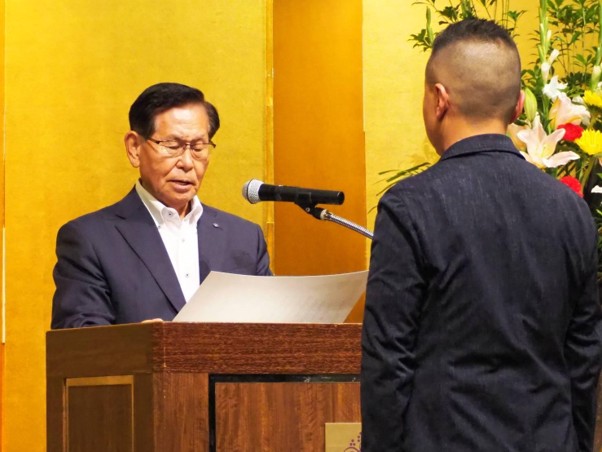 表彰状を読み上げる阪本会長?<br>