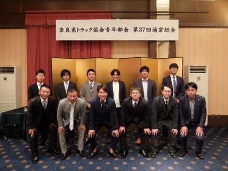 樅木部会長（前列左から3人目）と部会員ら<br>