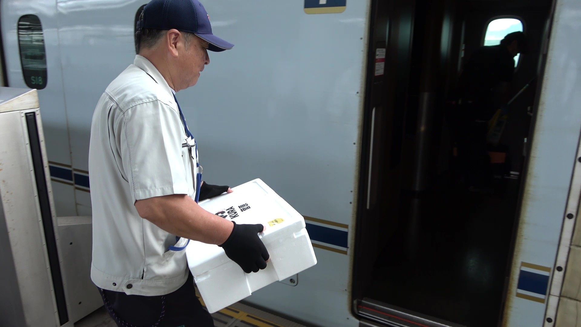 鹿児島中央駅で鮮魚を積み込む