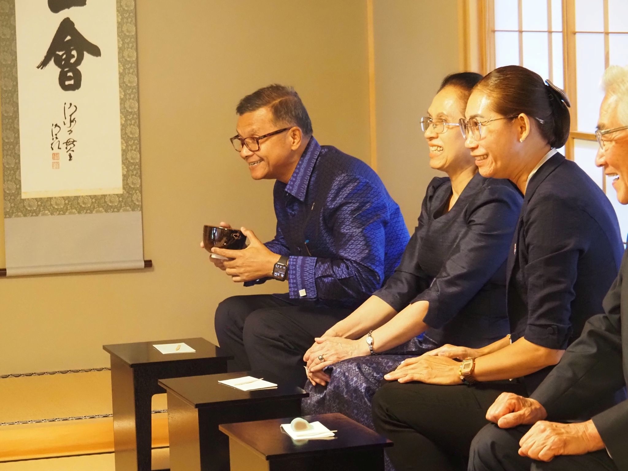 お茶を楽しむハン副首相（左端）