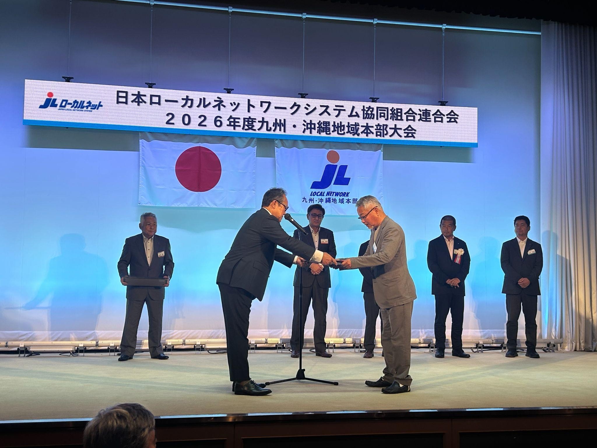 各部門1位の代表者に表彰状を手渡す永井本部長?
