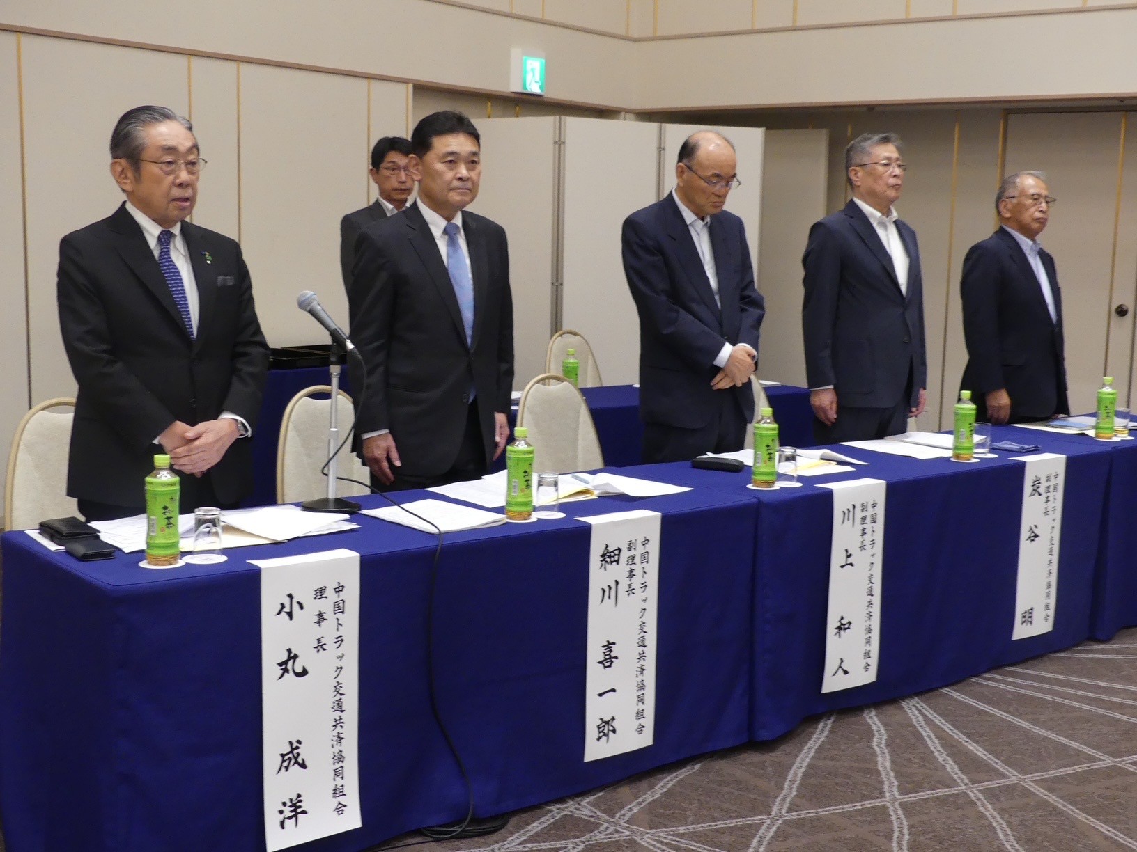 （左から）小丸理事長、細川、川上、炭谷、河崎の各副理事長