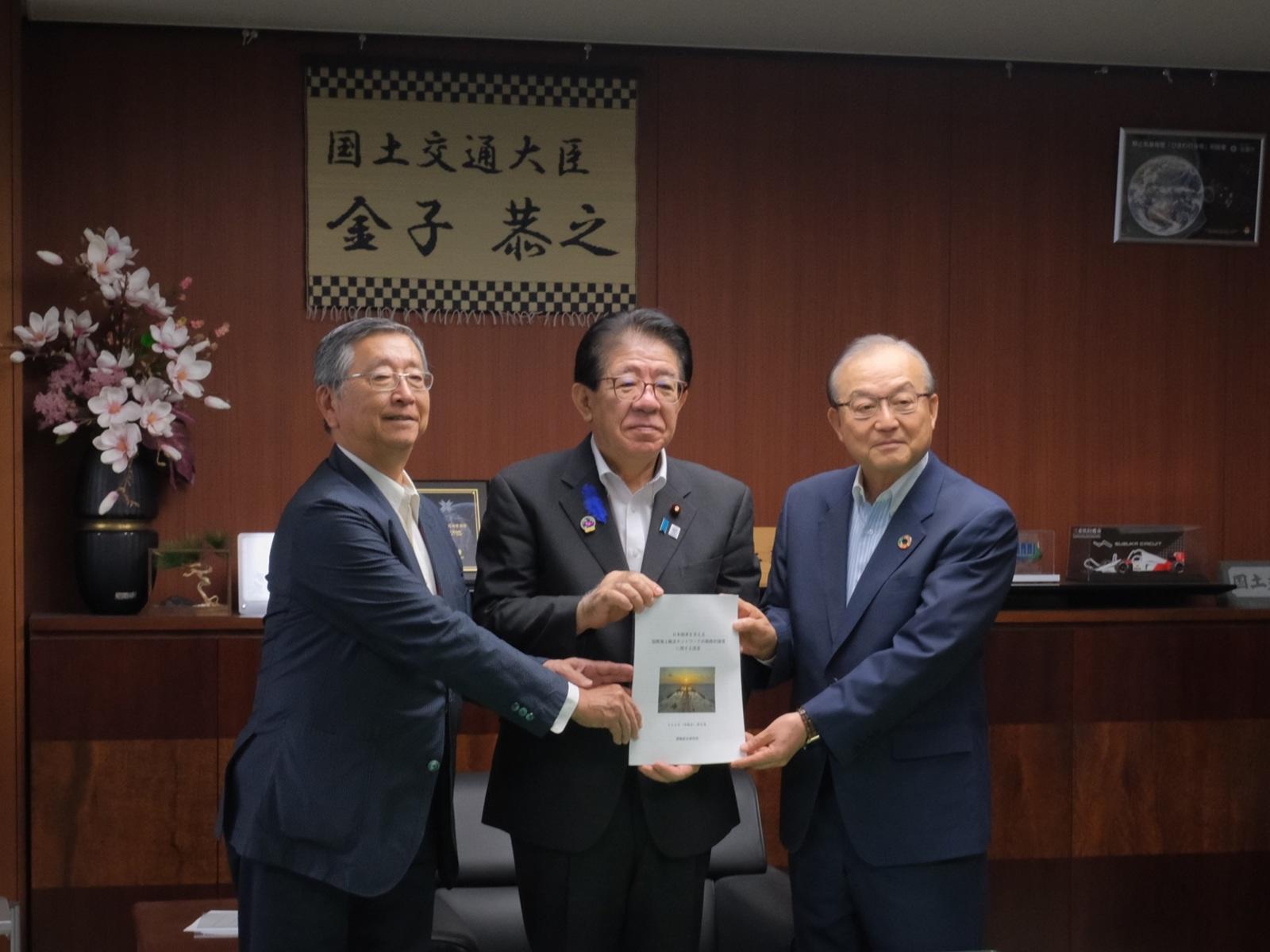 提言書を手に（左から）鶴岡理事、金子国交相、宿利会長