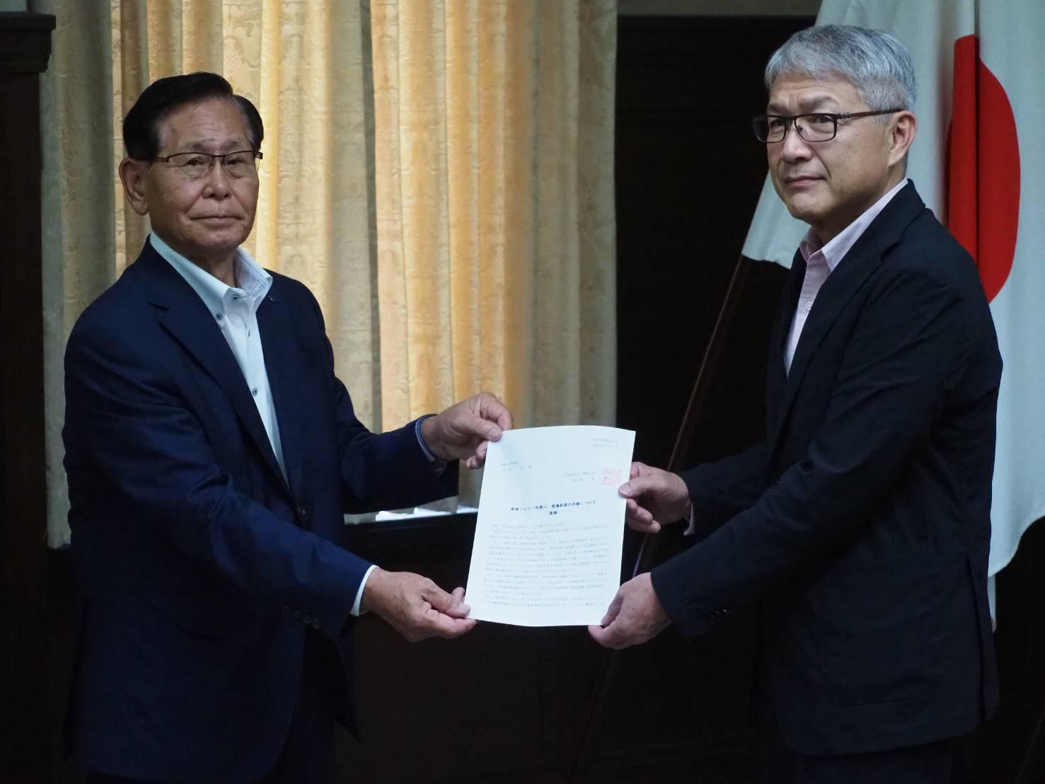 宮﨑知事㊨に要望書を手渡す和ト協の阪本会長