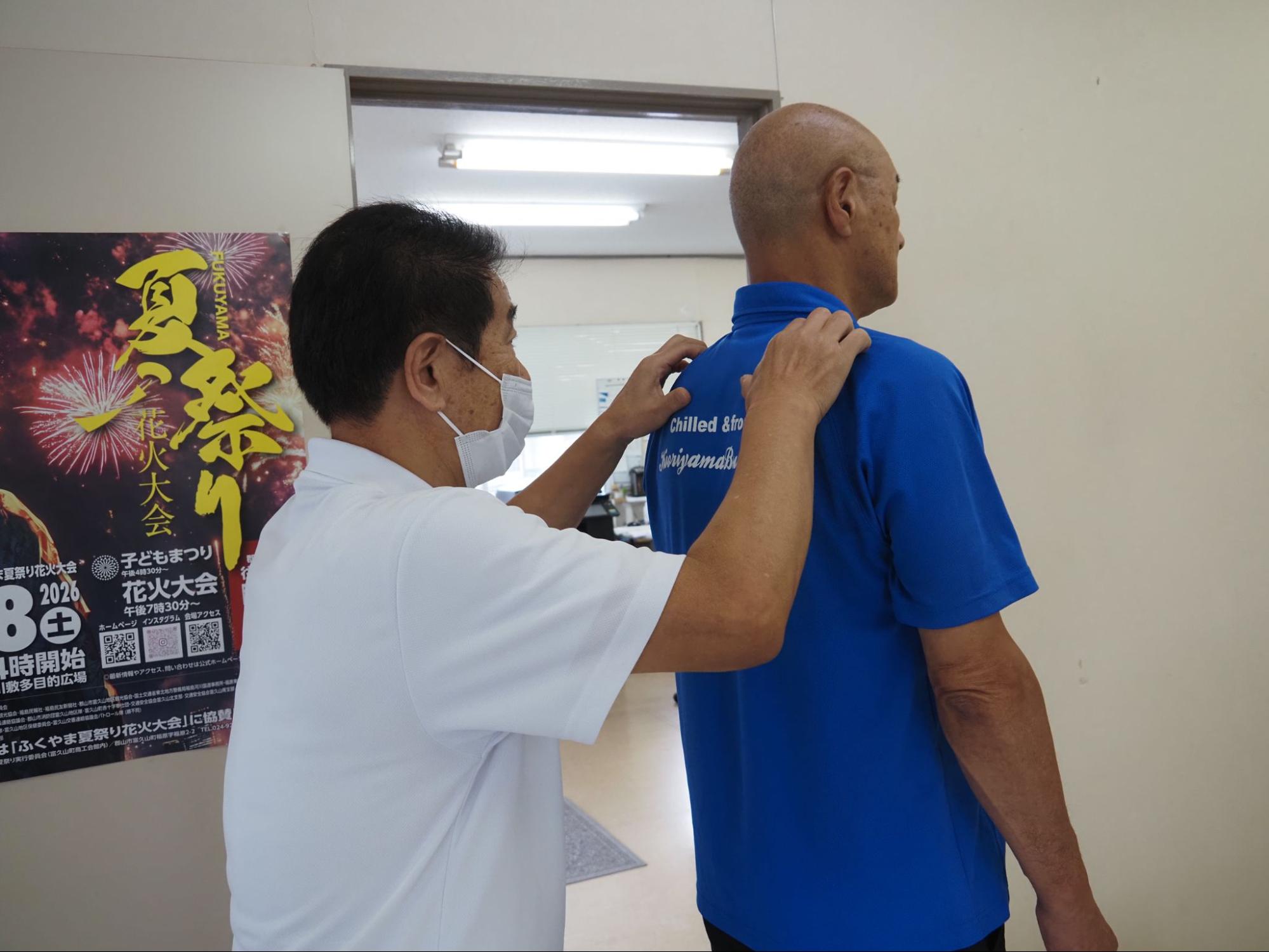 立位で左右、前後、上下の軸をチェック