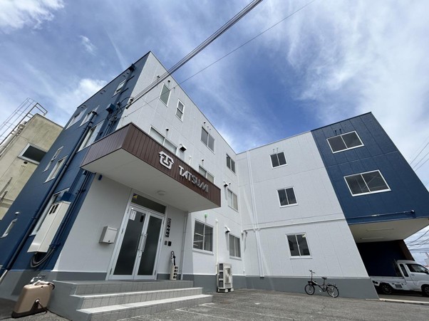 3階建ての建物は延べ床面積が旧営業所に比べ大幅に拡大