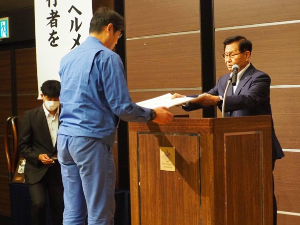 表彰状を手渡す阪本会長