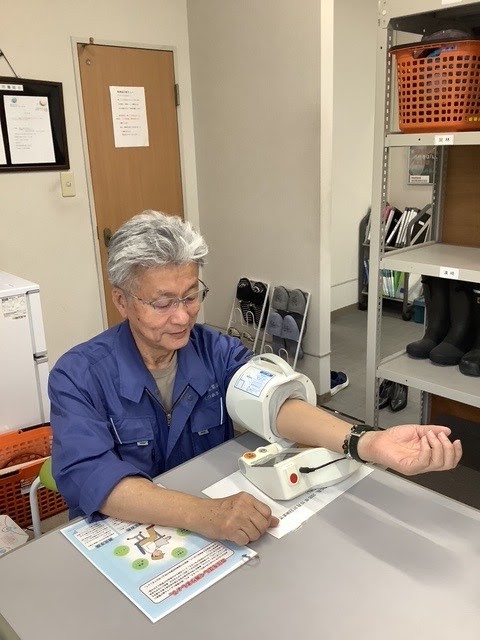 血圧測定に取り組む社員を評価