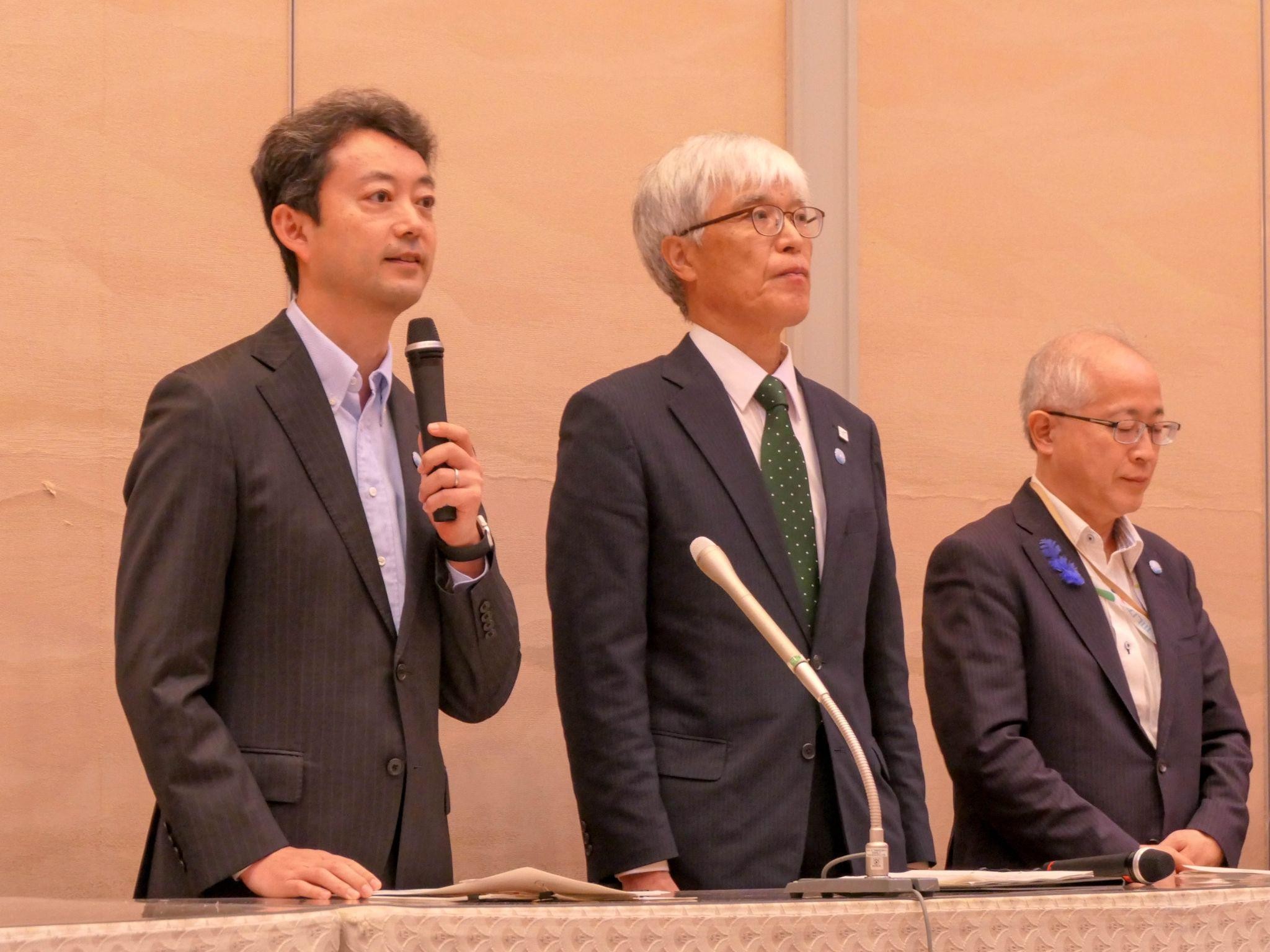 記者会見を行う（右から）国交省航空局の宮澤局長、NAAの藤井社長、千葉県の熊谷知事