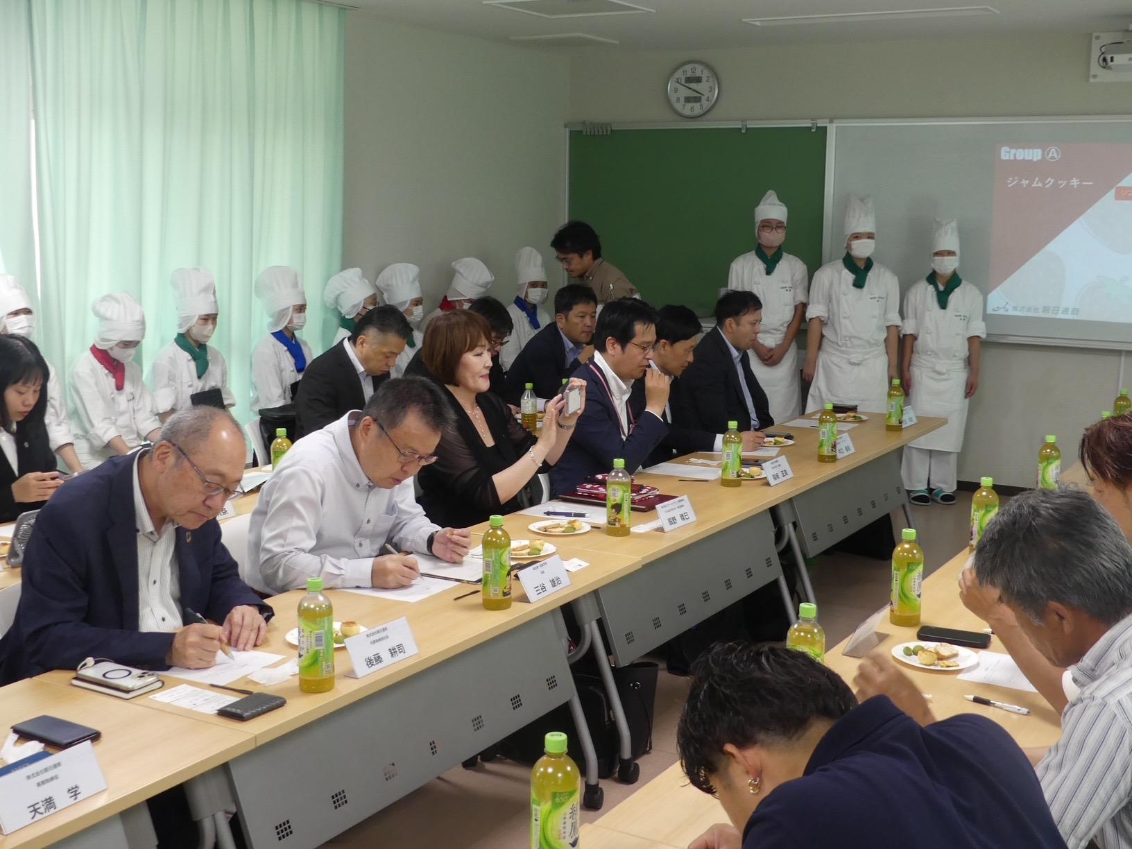 坂出第一高の生徒らが作ったスイーツを試食