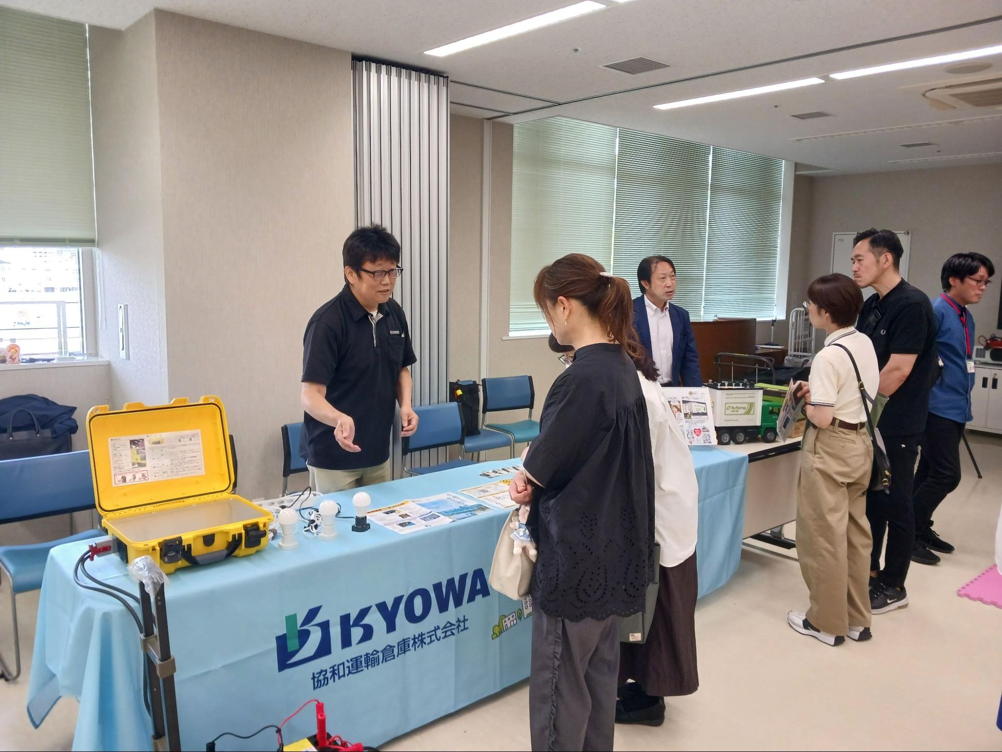 「デコでんち」を前に説明する菊竹理事長