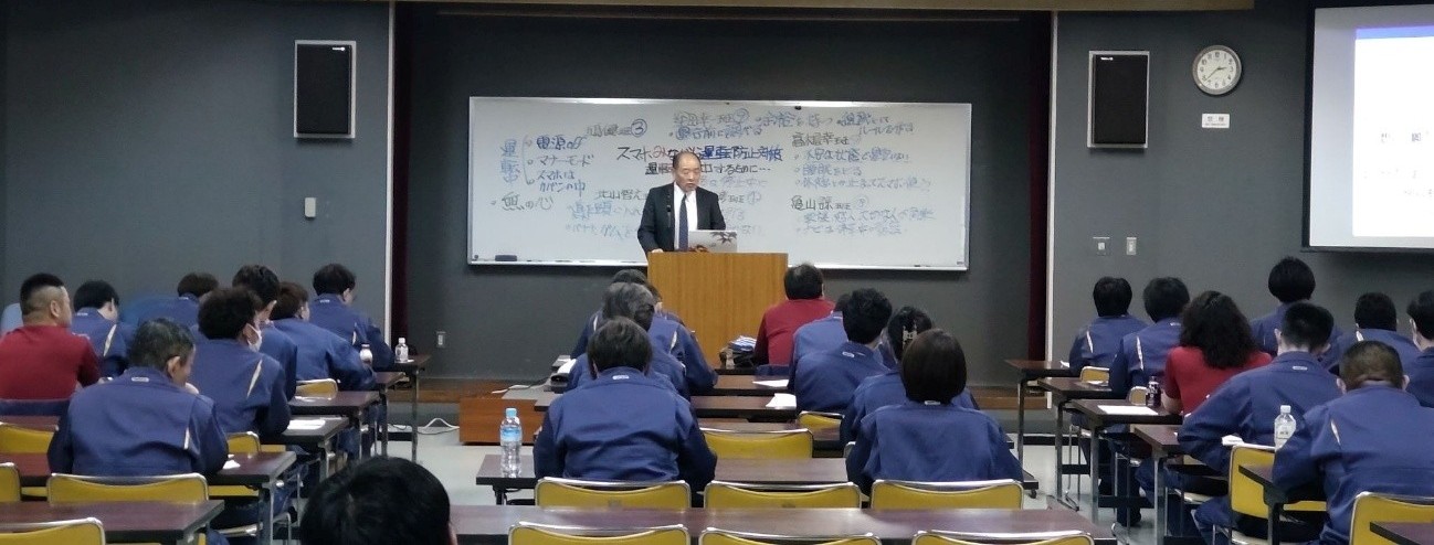 講義する岩下参与