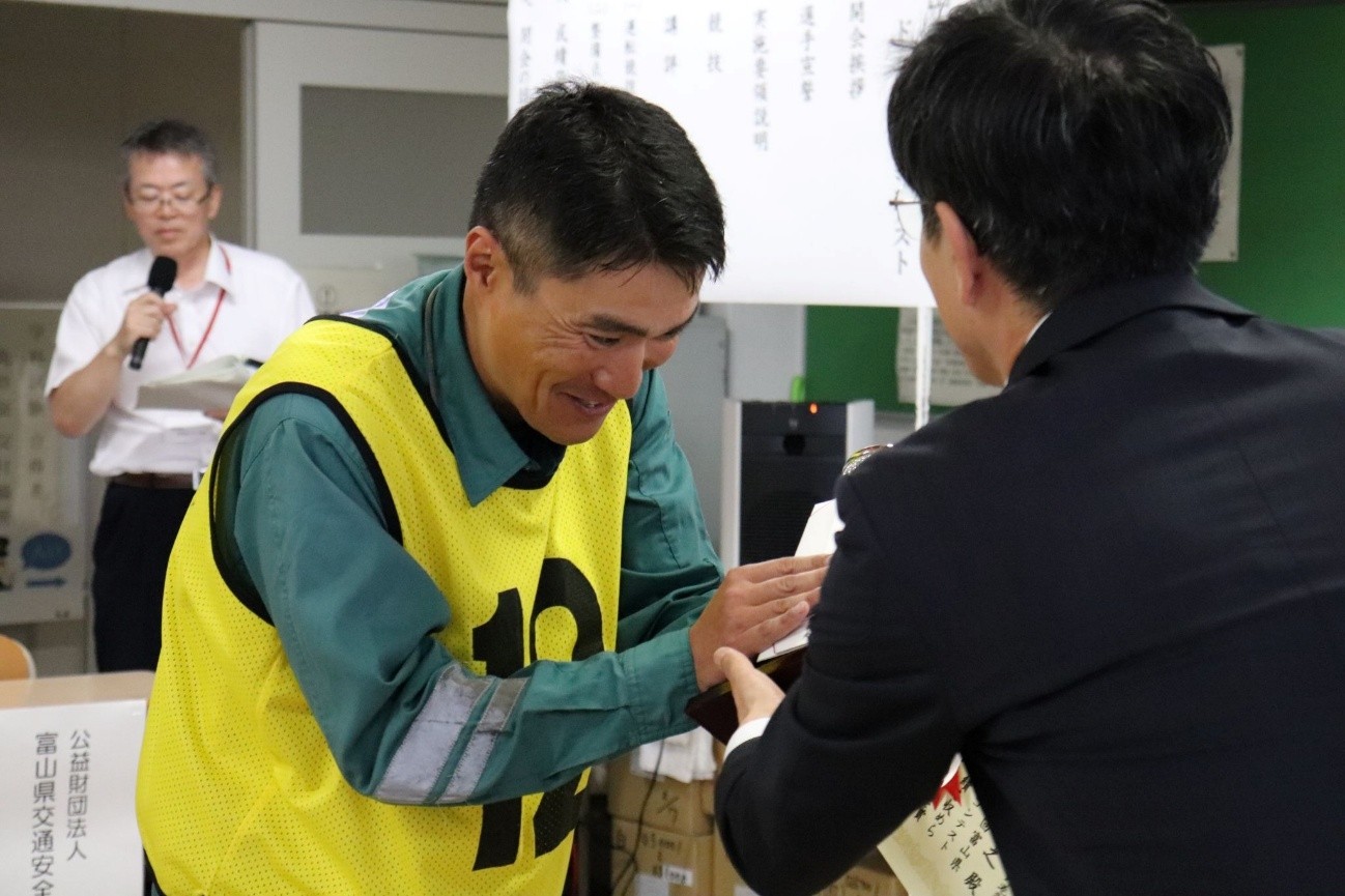 賞状とトロフィーを受け取る伏木海陸運送富山新港支店の矢後選手