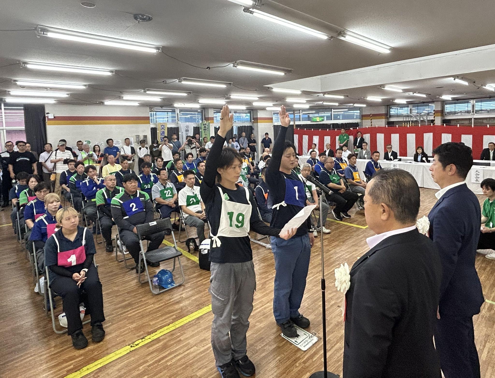 宣誓する原田選手㊧と富田選手