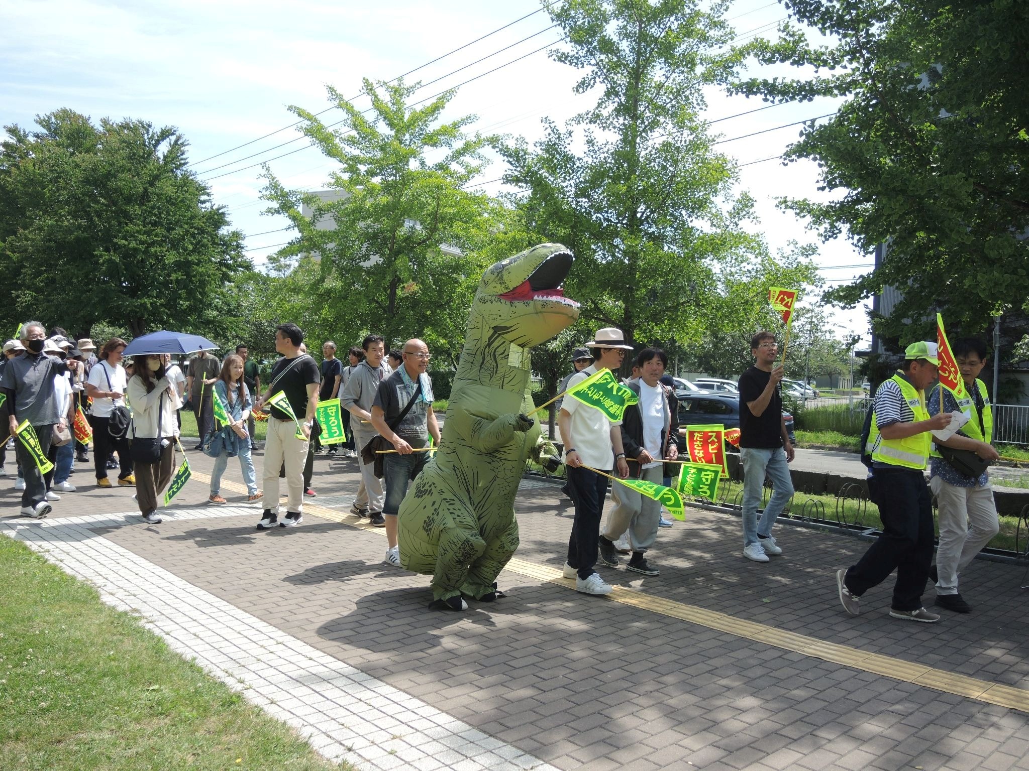 安全旗を手に、農試公園の園内や外周を行進<br>