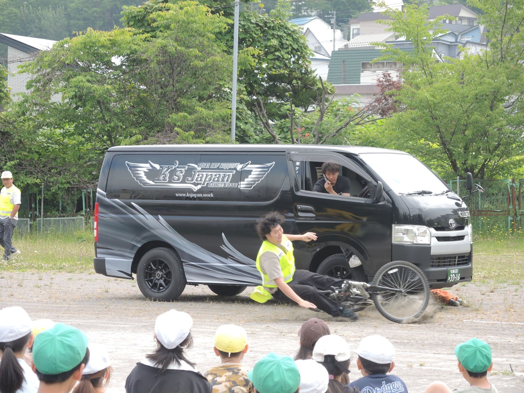 停車中の車両のドアが突然開くことで発生する事故を実演