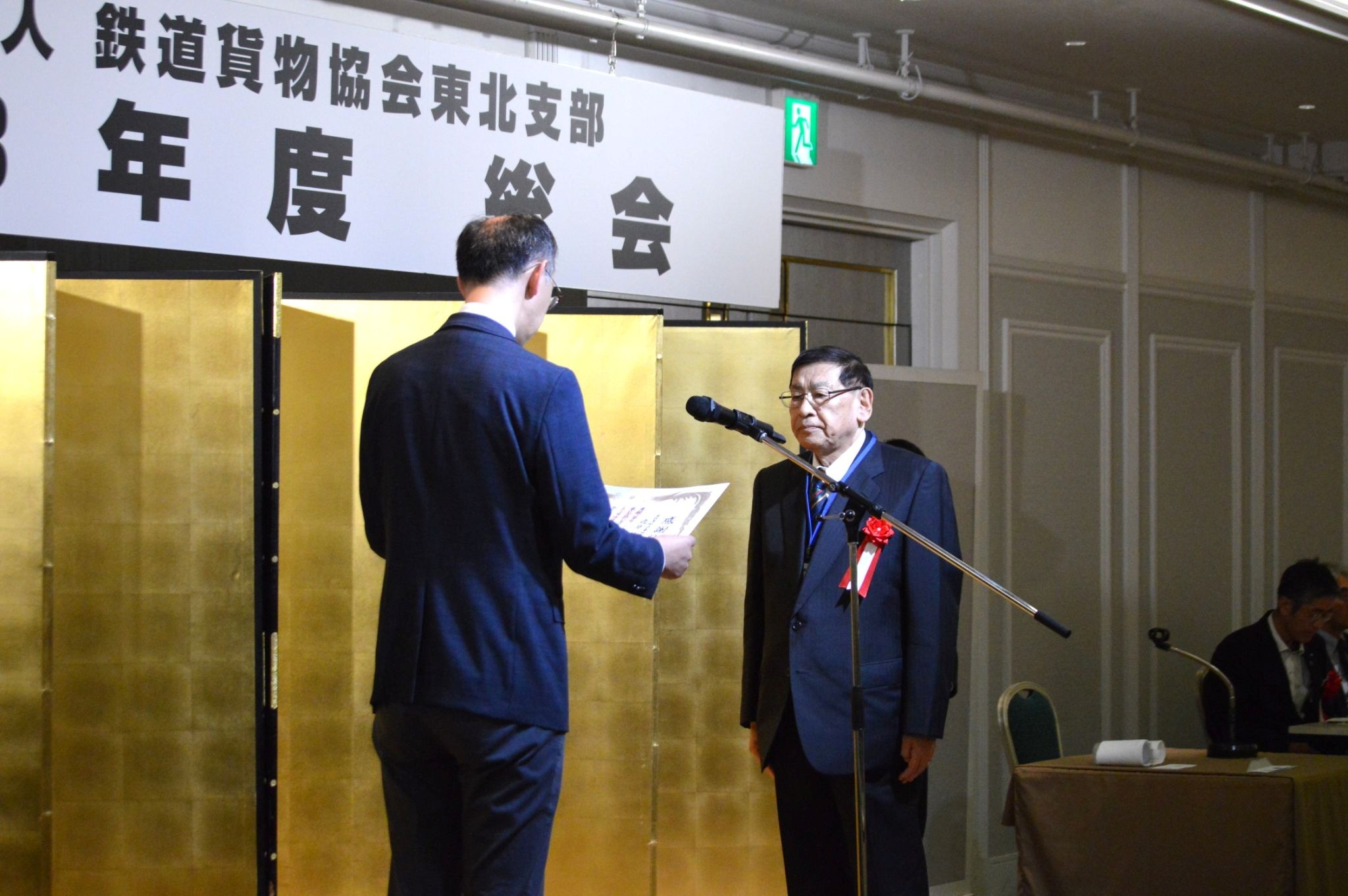 支部貢献者の本荘運輸倉庫の逸見氏㊨らを表彰
