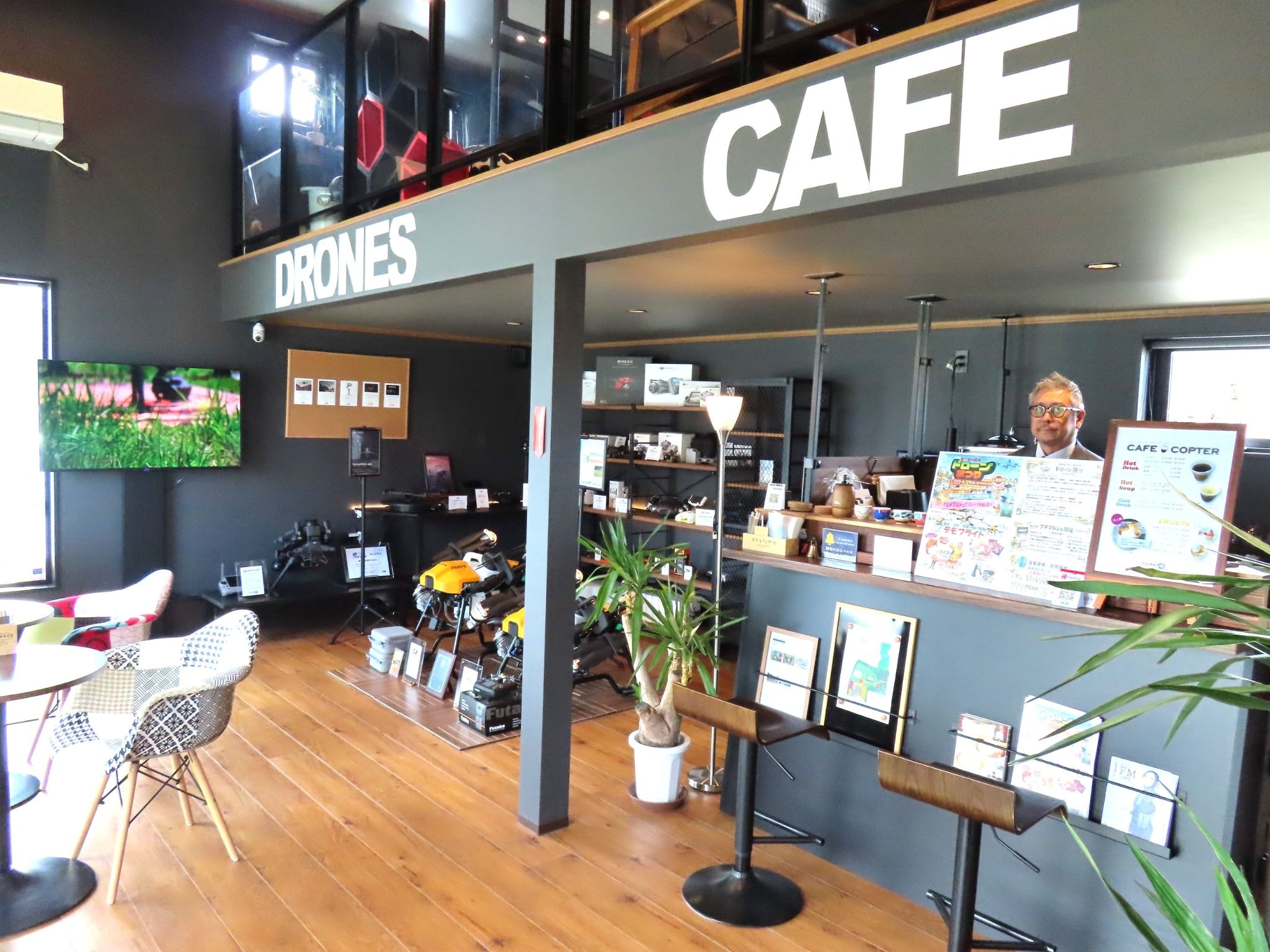 カフェの店頭に立つ石川社長