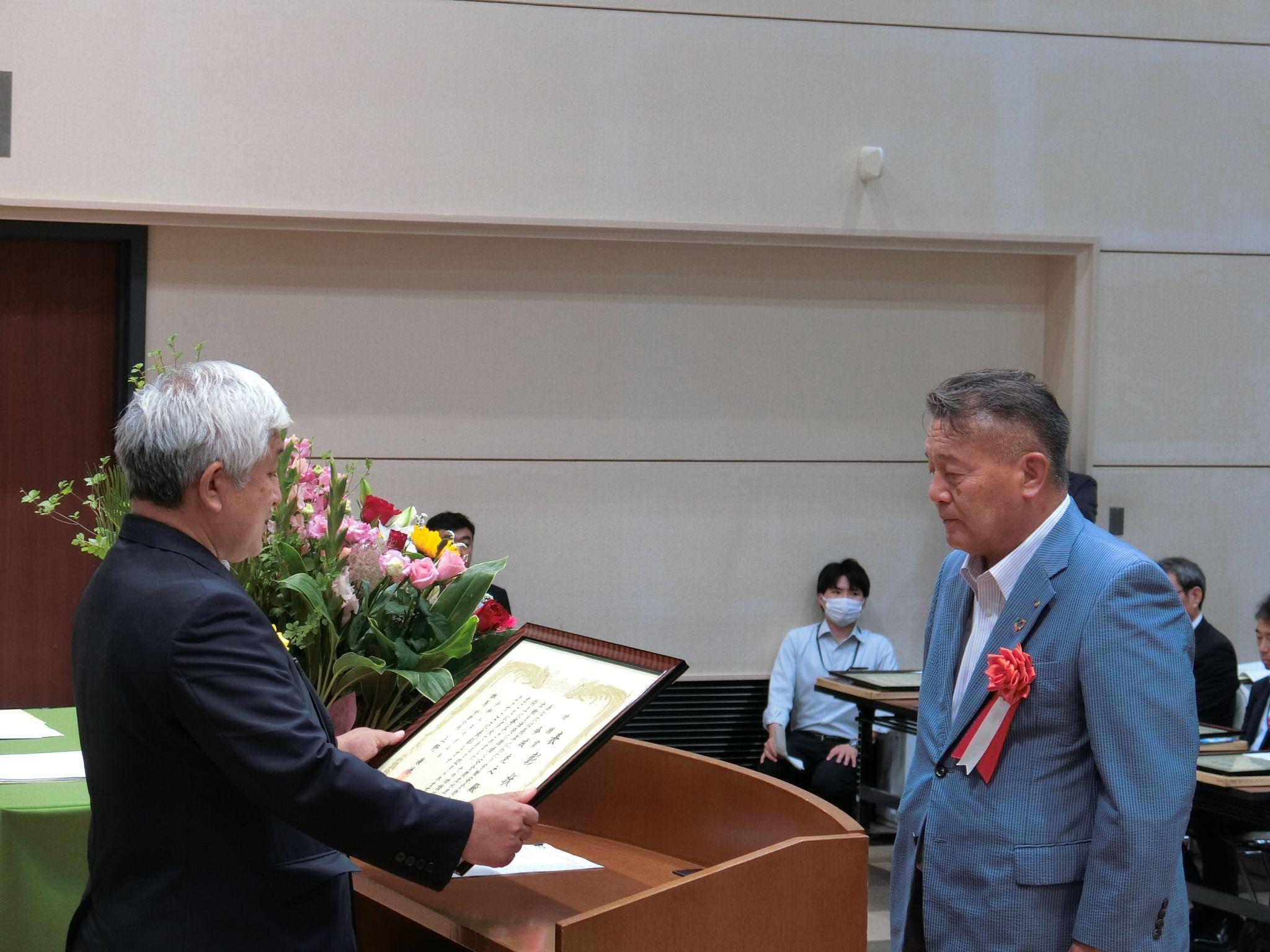 群労局長表彰を受ける陸災防群馬支部渋川分会の今成前分会長<br>