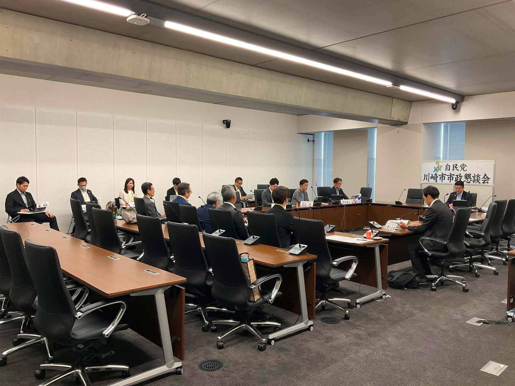 自民党の市議と意見交換（1日）<br>