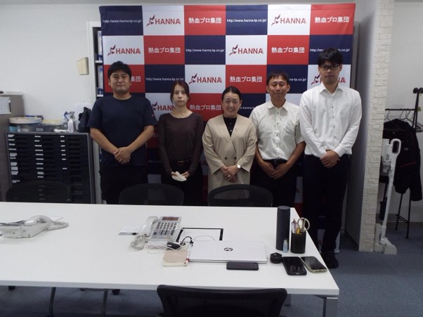 フリーアドレスを採用し、在宅勤務も可（中央が下村社長）