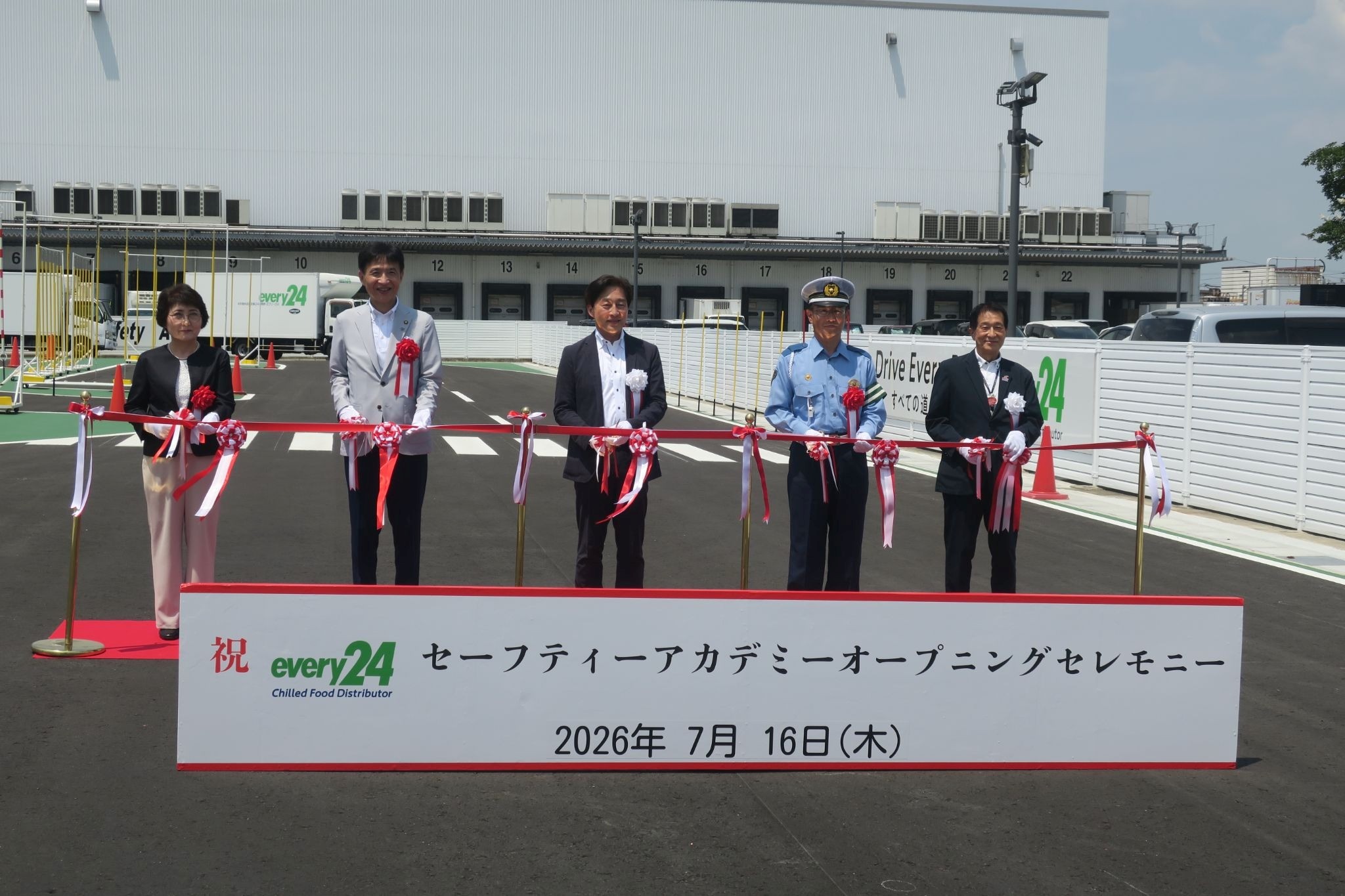 テープカットに臨む田中社長（中央）、中野一宮市長（左隣）ら
