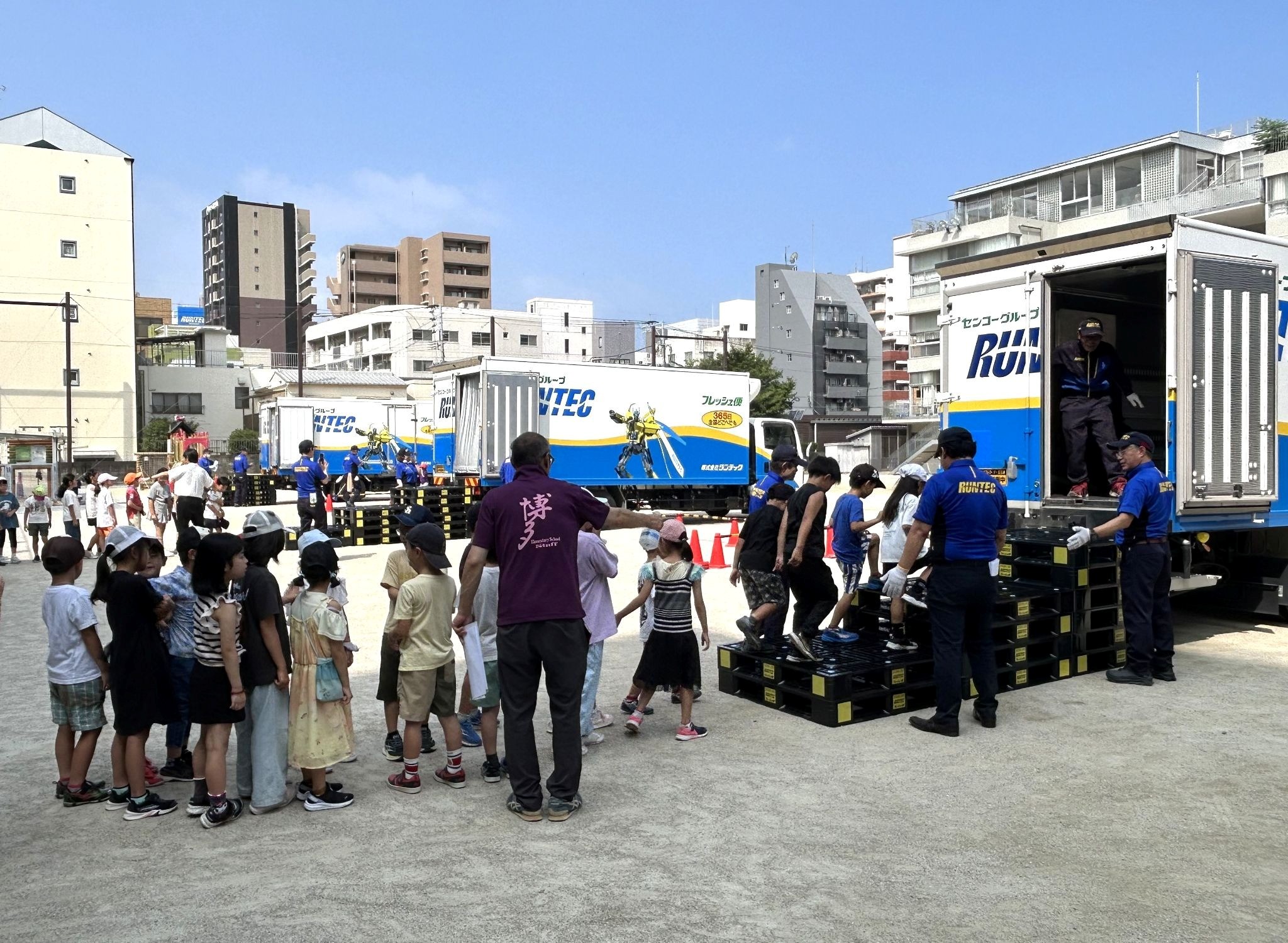 「寒い、寒い」と冷凍・冷蔵車に乗り込む児童