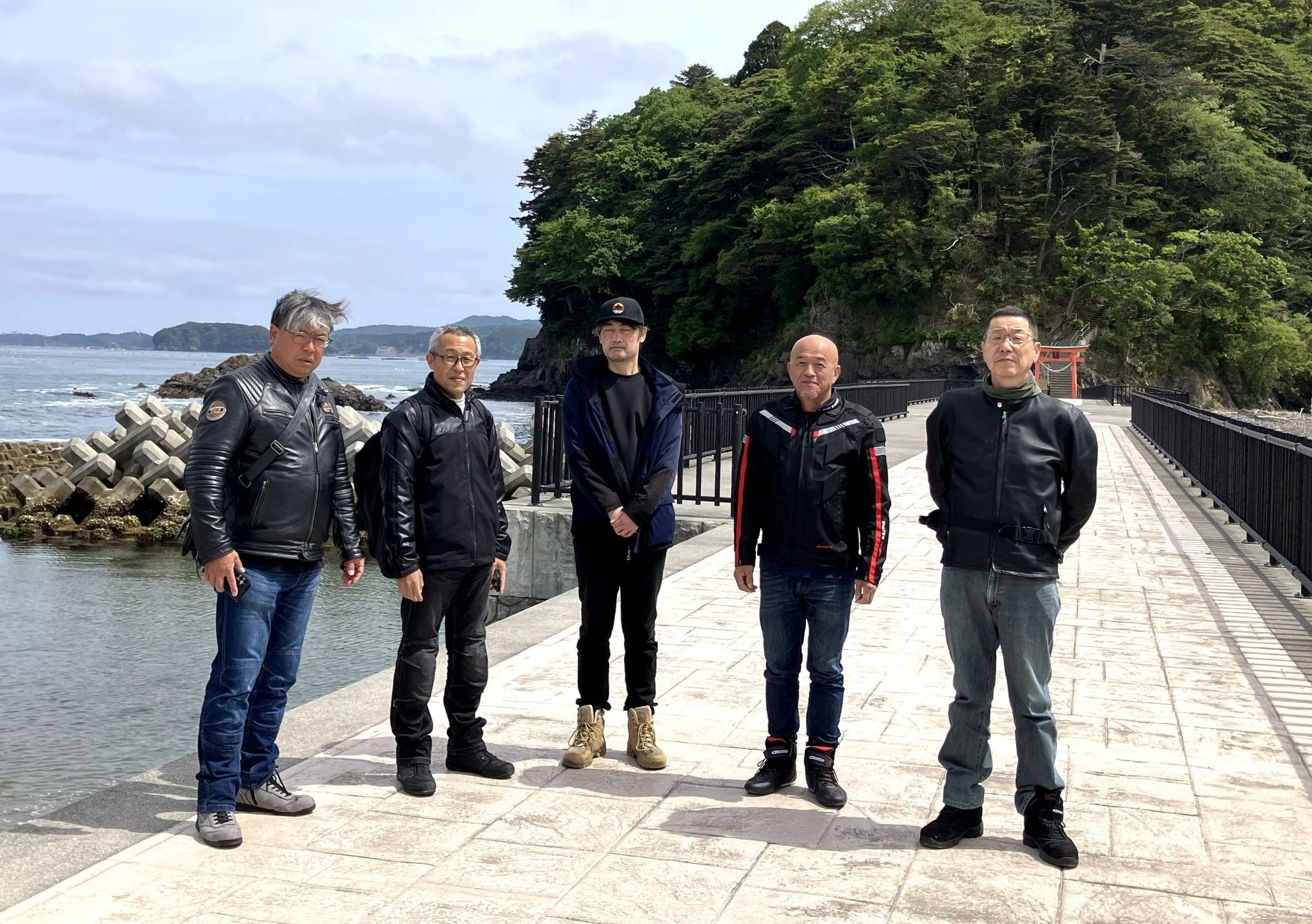 （右から）栄和興業の鈴木社長、佐藤陸送の佐藤社長、八ツ星運輸の小野寺社長、一関糧運の岩渕社長、イトウケイの伊東社長