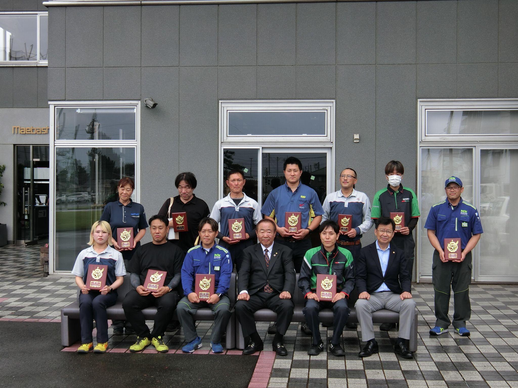 入賞選手と佐藤会長（前列右から3人目）ら