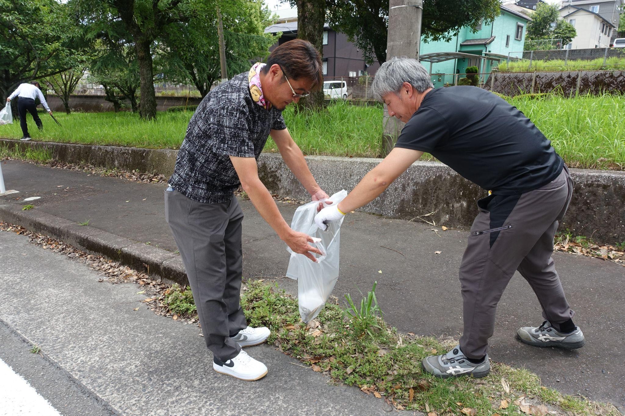 とらんじぇる周辺でごみ拾い