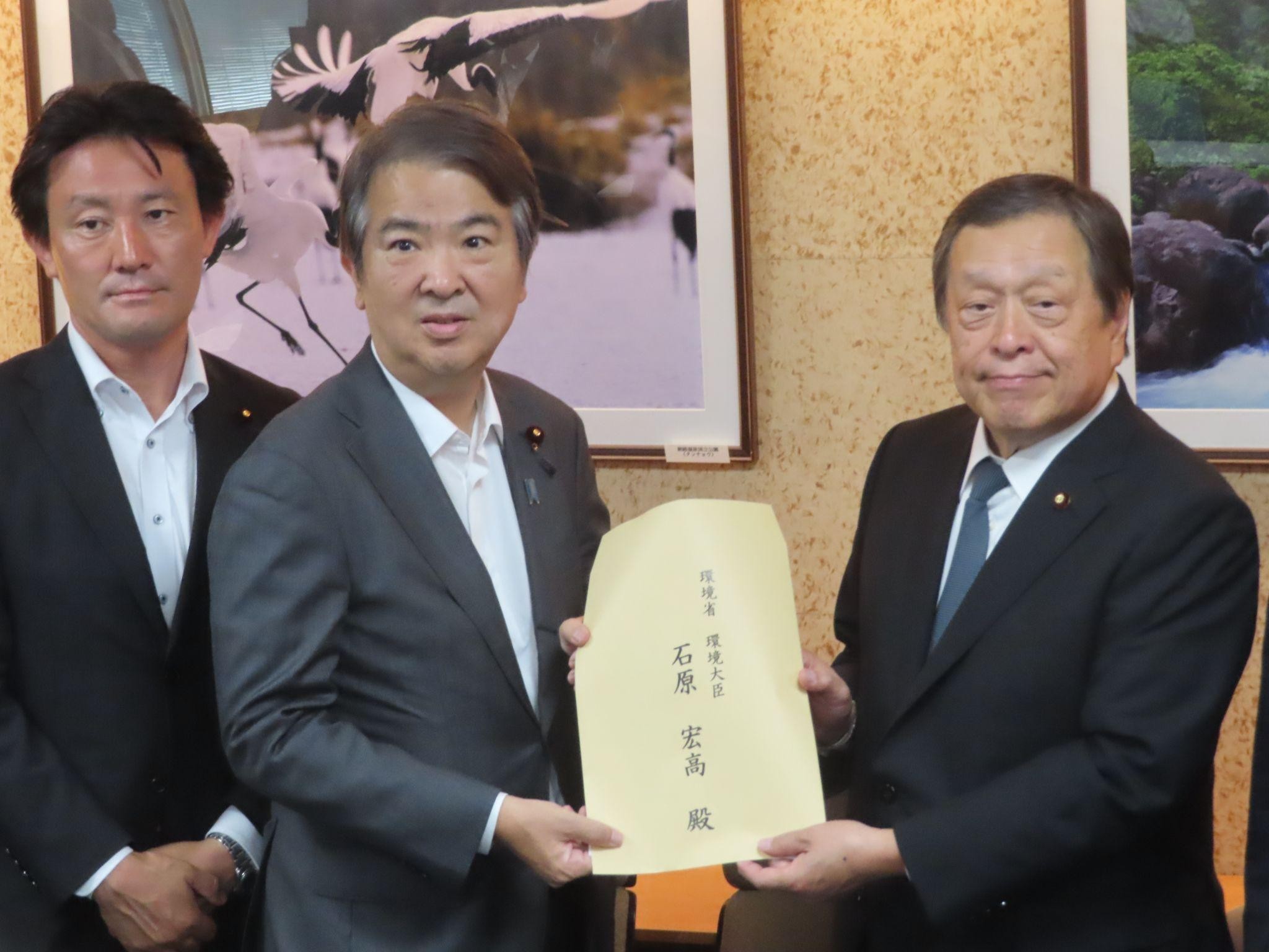 （右から）浜田会長、石原環境相、井林事務局長