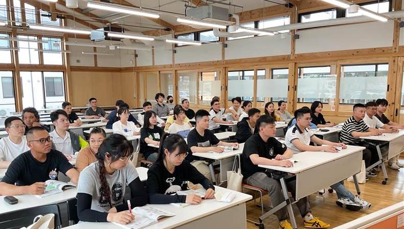 教習所の教室に満杯の外国籍人材