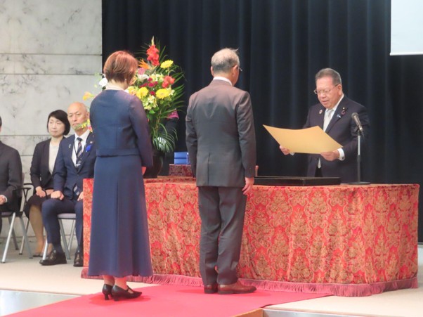 海運業代表の東洋海運の橋本代表取締役に酒井副大臣が表彰状を授与