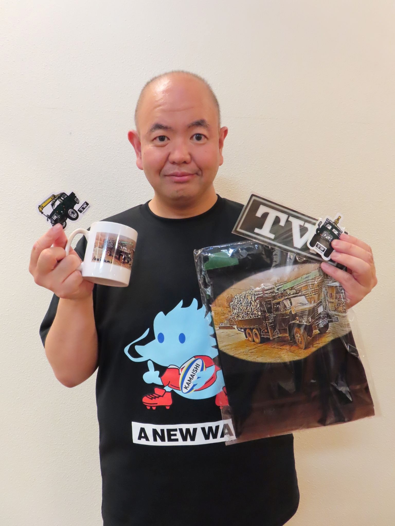 TWグッズを持つ岩泉ホールディングスの坂下主任